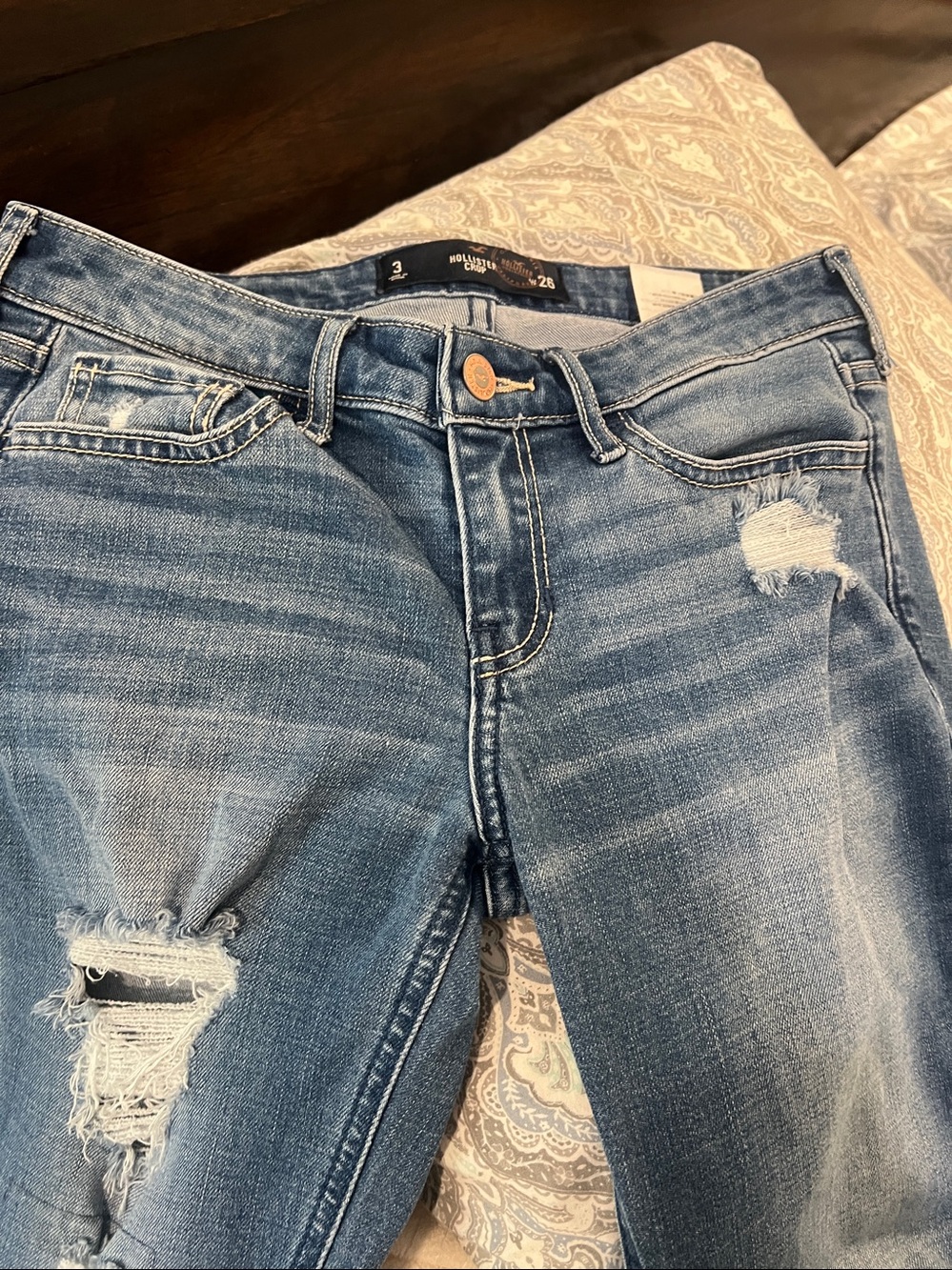 Hollister Women’s Skinny crop Distressed Jeans — Medium Blue Wash size 3